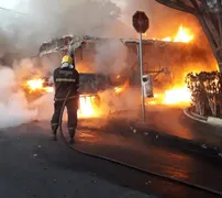 Imagem ilustrativa da imagem Ônibus são incendiados durante a madrugada