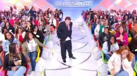 Imagem ilustrativa da imagem Calça de Silvio Santos cai e apresentador fica só de cueca no palco; assista