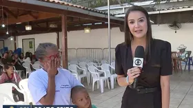 Imagem ilustrativa da imagem Ao vivo, idosa chora ao relatar que passa fome e leva repórter da Globo às lágrimas; assista