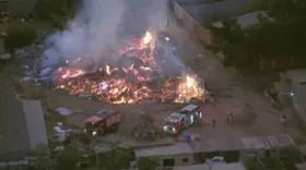 Imagem ilustrativa da imagem Incêndio em terreno com materiais recicláveis assusta moradores no DF