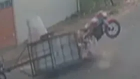 Imagem ilustrativa da imagem Motociclista é arremessado após bater no meio de carretinha