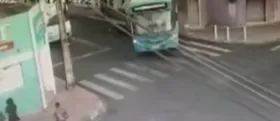 Imagem ilustrativa da imagem Ônibus invade casa após motorista passar mal