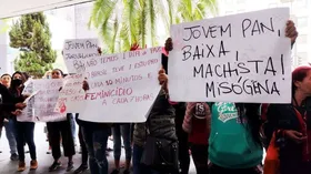 Imagem ilustrativa da imagem Sede da Jovem Pan é alvo de protestos após exibir vídeo de estupro sem tarja