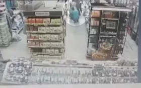 Imagem ilustrativa da imagem Homem é flagrado filmando por baixo da saia de cliente em fila de supermercado
