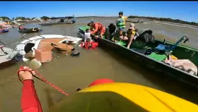 Imagem ilustrativa da imagem Cinco pessoas são resgatadas após lancha começar a afundar