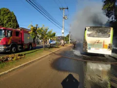 Imagem ilustrativa da imagem Ônibus pega fogo em Goiânia