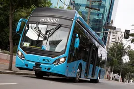 Imagem ilustrativa da imagem Eletromobilidade: Mercedes-Benz começa uma nova fase com ônibus elétrico e0500U