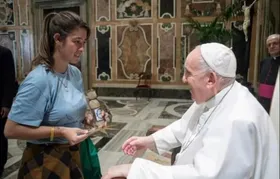 Imagem ilustrativa da imagem Brasileira entrega garrafa de cachaça ao Papa Francisco