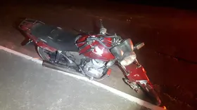 Imagem ilustrativa da imagem Motociclista morre após se chocar contra poste