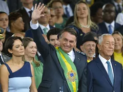 Imagem ilustrativa da imagem Presidente faz comparação entre outras primeiras damas e Michelle e puxa coro de “imbroxavel” no desfile, em Brasília