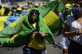 Imagem ilustrativa da imagem Bolsonaristas chegam à Esplanada para acompanhar desfile e fala do presidente