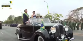 Imagem ilustrativa da imagem Bolsonaro e Michelle participam de desfile em Brasília