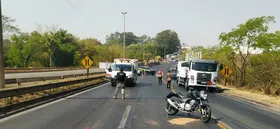 Imagem ilustrativa da imagem Motociclista morre após cair na pista e ser atropelado por caminhão