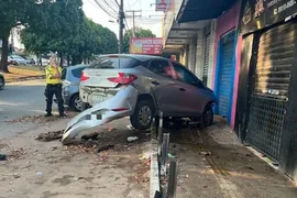 Imagem ilustrativa da imagem Motorista embriagado colide com barras de proteção, em Goiânia.